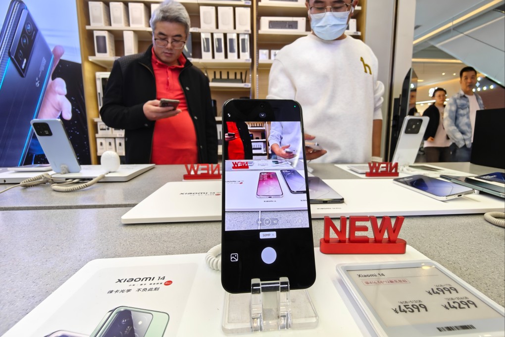 Customers try out Xiaomi’s newly released Mi 14 series in Shanghai, China, October 28, 2023. Photo: CFOTO/Future Publishing via Getty Images