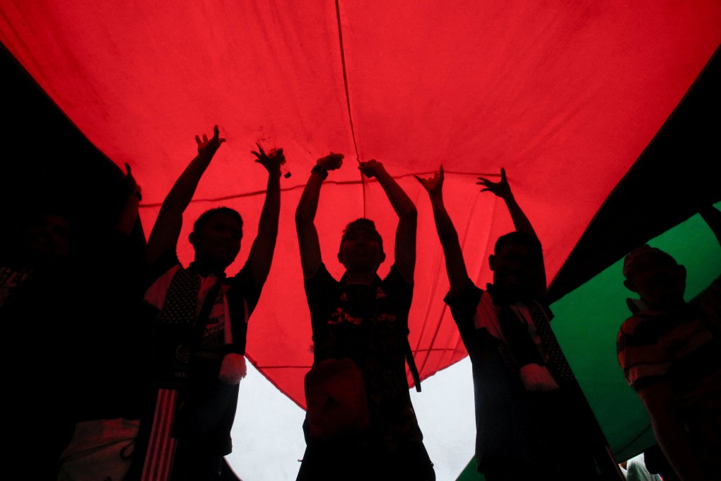 Protesters hold a giant Palestinian flag during a rally in Kuala Lumpur on October 28, 2023. Photo: Reuters
