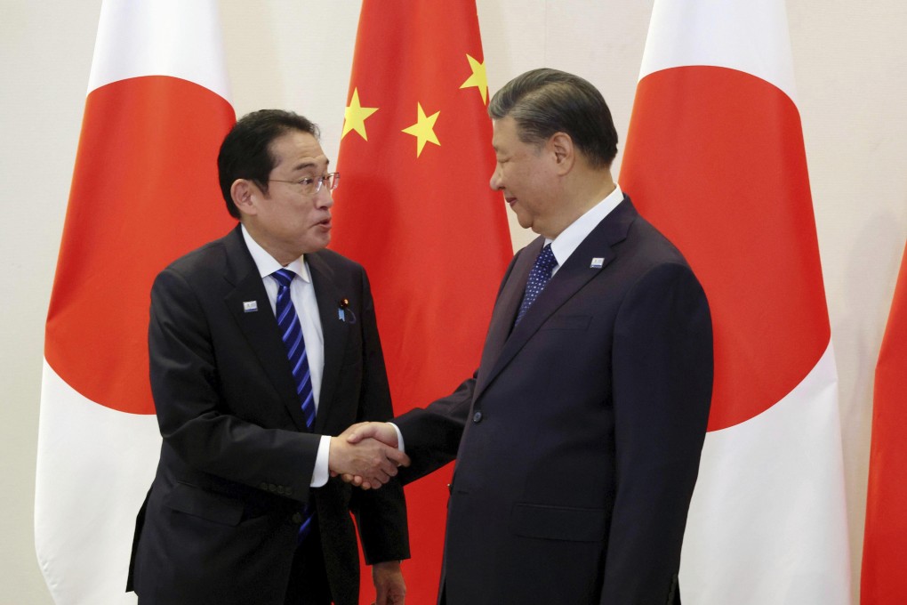 Japanese Prime Minister Fumio Kishida (left) and Chinese President Xi Jinping shake hands on the sidelines of the Apec summit in San Francisco on November 16. Photo: Kyodo News via AP