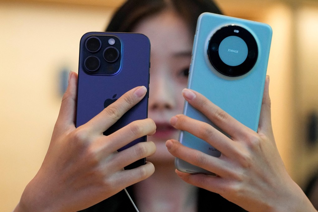 A woman compares the iPhone 15 Pro and Huawei Technologies' Mate 60 Pro at an Apple Store in Shanghai on September 22, 2023. Photo: Reuters