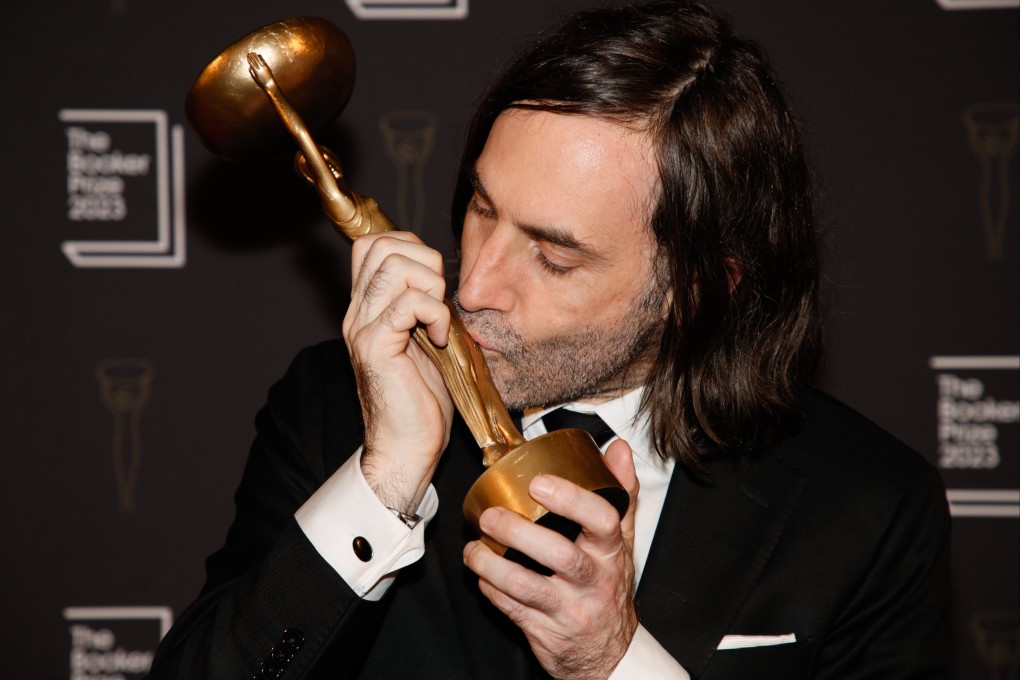 Paul Lynch, author of ‘Prophet Song’, poses with the 2023 Booker Prize. Photo: EPA-EFE