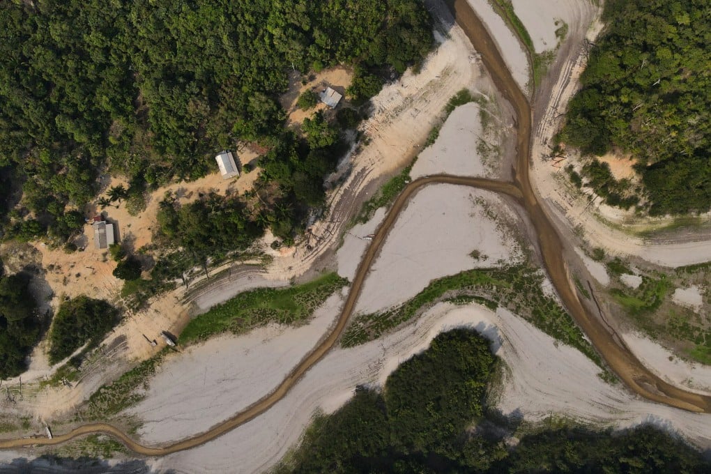 An aerial view of a riverside community, next to a dry area of the Igarape do Jaraqui stream, an affluent of Rio Negro river, part of the Puranga Conquista Sustainable Development Reserve in Manaus, Brazil, on November 1. Photo: Reuters