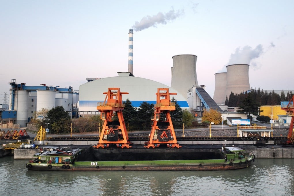 Coal for electricity generation is unloaded from a cargo ship at the port of the Jiangsu Huadian Yangzhou Power Plant along the Beijing-Hangzhou Grand Canal in Yangzhou city, Jiangsu province, on December 2, 2023. Photo: VCG