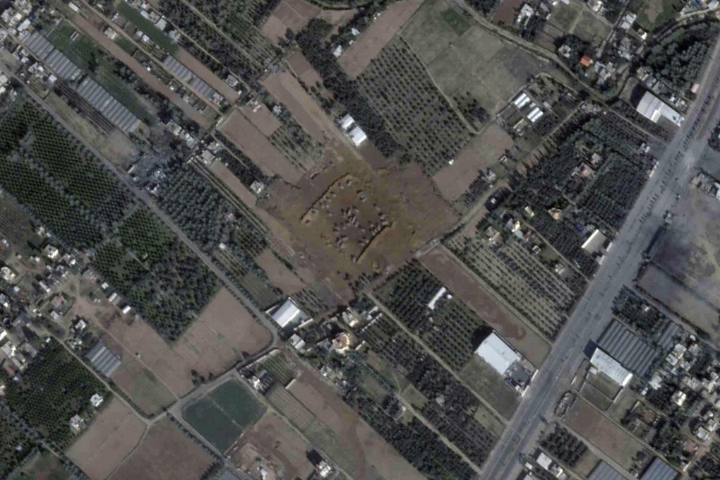 In this satellite image, Israeli armored vehicles and tanks can be seen just north of Khan Younis in the Gaza Strip on December 3, 2023. Photo: Planet Labs PBC via AP