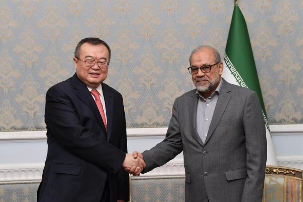 Senior Chinese diplomat Liu Jianchao (left) shakes hands with Mohammad Bagher Zolghadr, the secretary of the Expediency Discernment Council of Iran, in Tehran on Tuesday. Weibo / @深柳斋