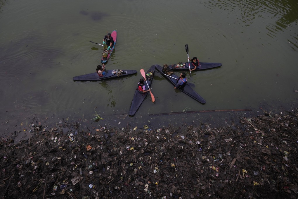 Members of the group Situ Gede Cleanliness Warrior pick up trash at the Situ Gede lake in Bogor, West Java, Indonesia, on October 10. Photo: AP