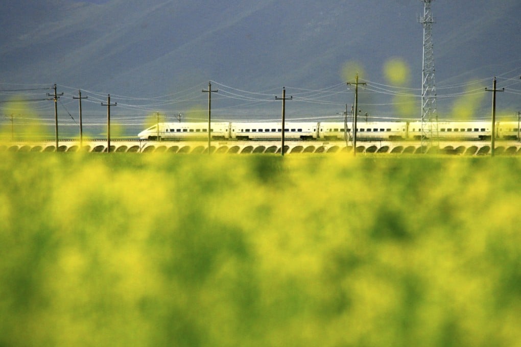 The Lanxin Express connects Lanzhou to Urumqi, covering 1,736km (1,078 miles) of mostly Gobi Desert terrain in the west of China. Photo: Xinhua