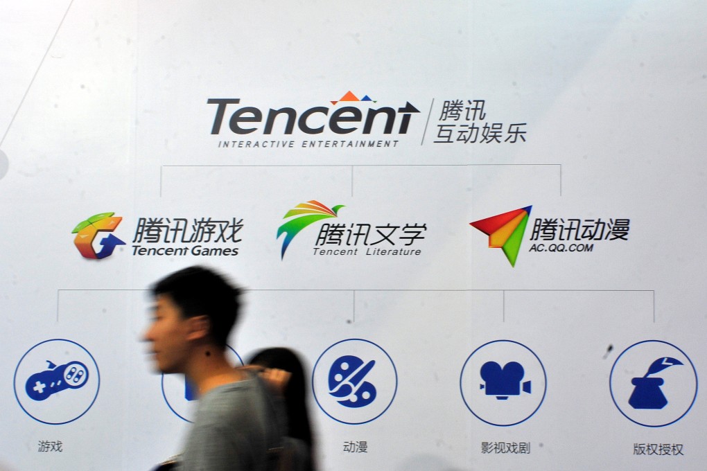 People walk past a logo of Tencent Literature during a book fair in Guangzhou, China August 17, 2014. Photo: Reuters