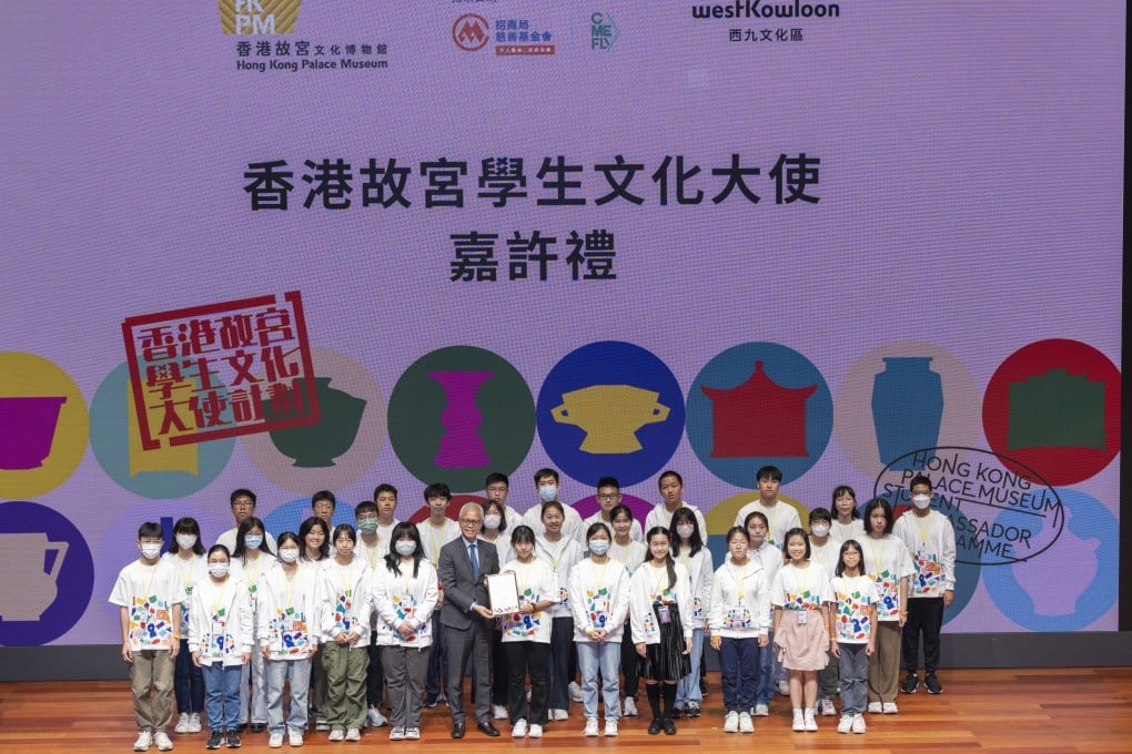 Dr Louis Ng, director of the Hong Kong Palace Museum, presenting certificates to student participants in the Student Ambassador Programme