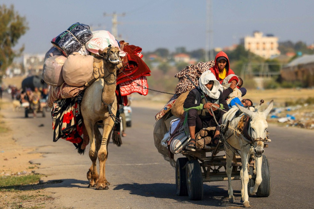 Palestinians flee from Khan Yunis to Rafah in the southern Gaza Strip on December 4, 2023, after the Israeli army called on people to leave certain areas in the city, as battles between Israel and Hamas militants continue. Photo: AFP