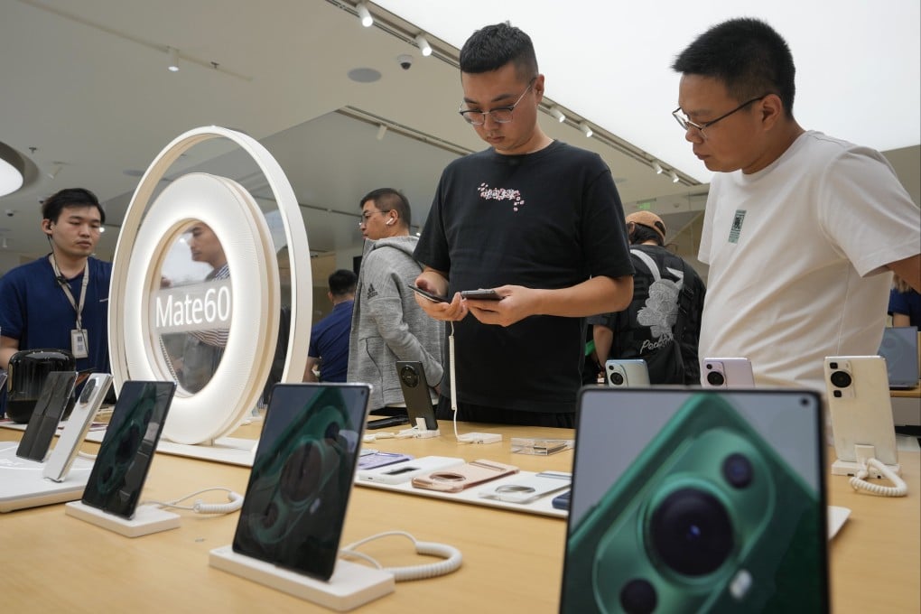 Customers try out Huawei’s new Mate 60 series during a product launch at a Huawei store in Beijing, September 25, 2023. Photo: AP