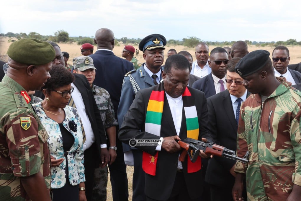 Zimbabwean President Emmerson Mnangagwa (centre) inspects a gun donated by China on Wednesday near Harare. Photo: Zimbabwe’s Office of the President and Cabinet