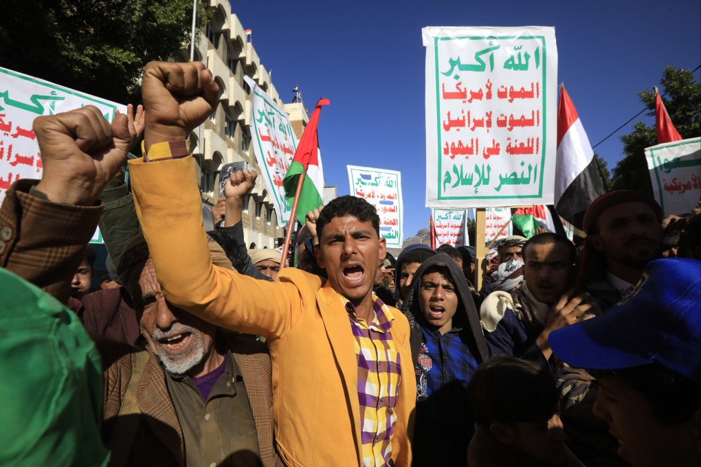 Yemenis shout slogans as others hold up banners reading ‘Boycott US and Israeli goods’ and ‘Allah is the greatest of all, death to America, death to Israel, a curse on the Jews, victory to Islam’, Yemen, December 8, 2023. Photo: EPA-EFE