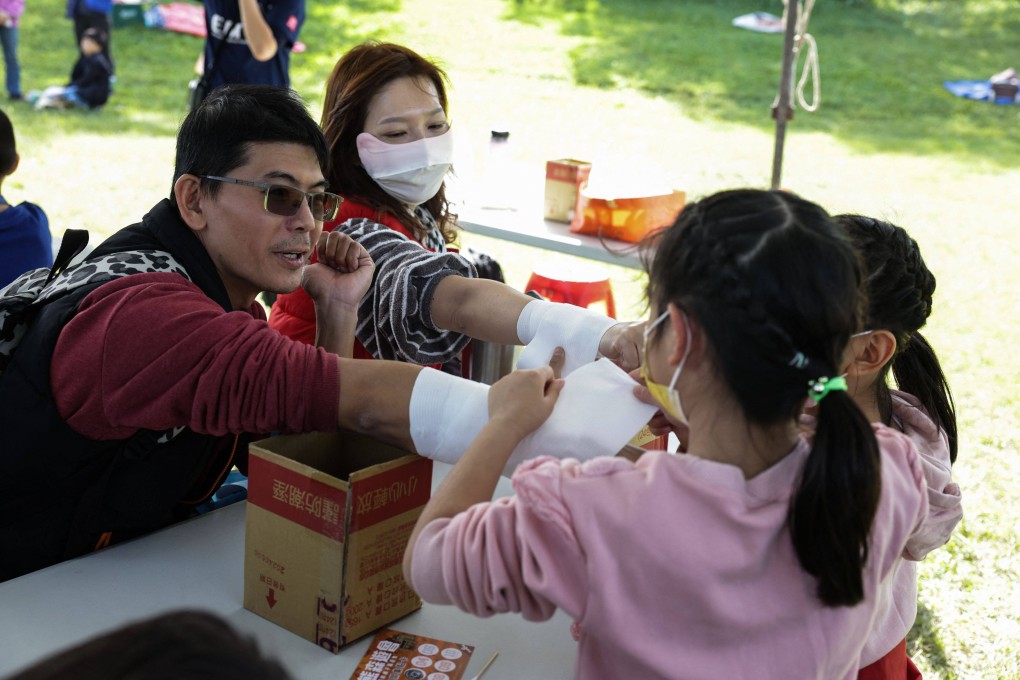 Children practice bandaging their parents at a course run by the Kuma Academy. Photo: AFP