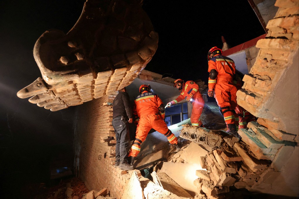 On Tuesday, Chinese rescue workers conduct search and rescue operations at Kangdiao village following the earthquake in Jishishan county, Gansu province. Photo: Reuters