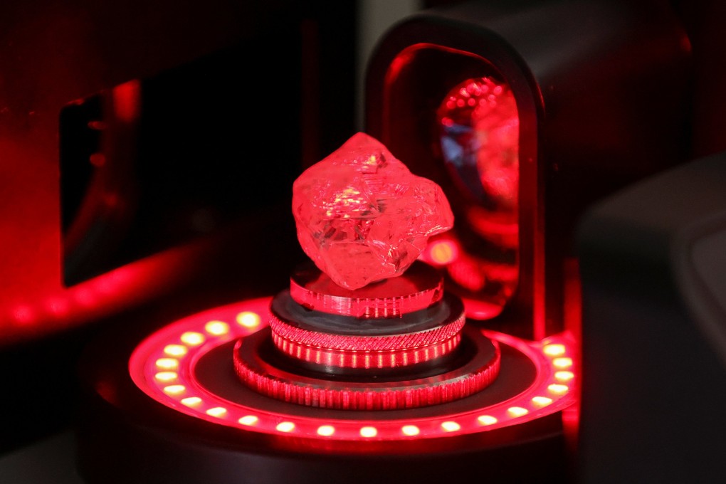 A machine scans a rough diamond Alrosa diamond factory in Moscow, Russia. Photo: Reuters