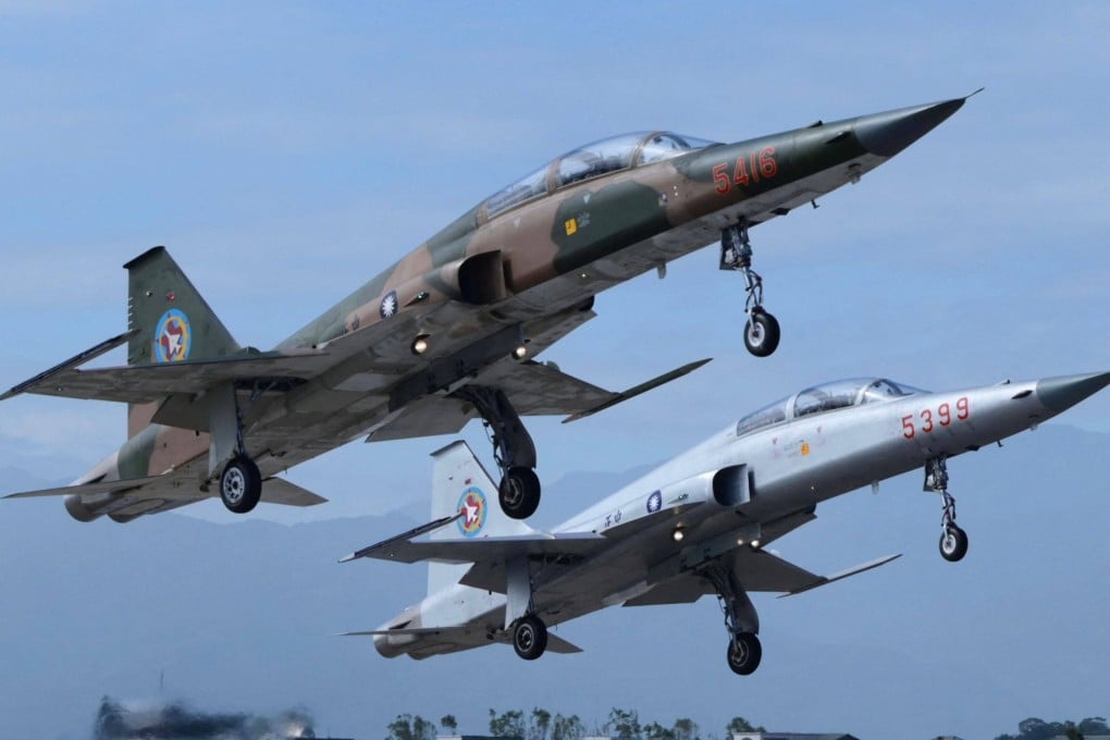 A pair of US-made Taiwanese air force F-5F fighter aircraft take off during a demonstration at an air force base in southeast Taiwan, on November 29, 2023. Photo: AFP