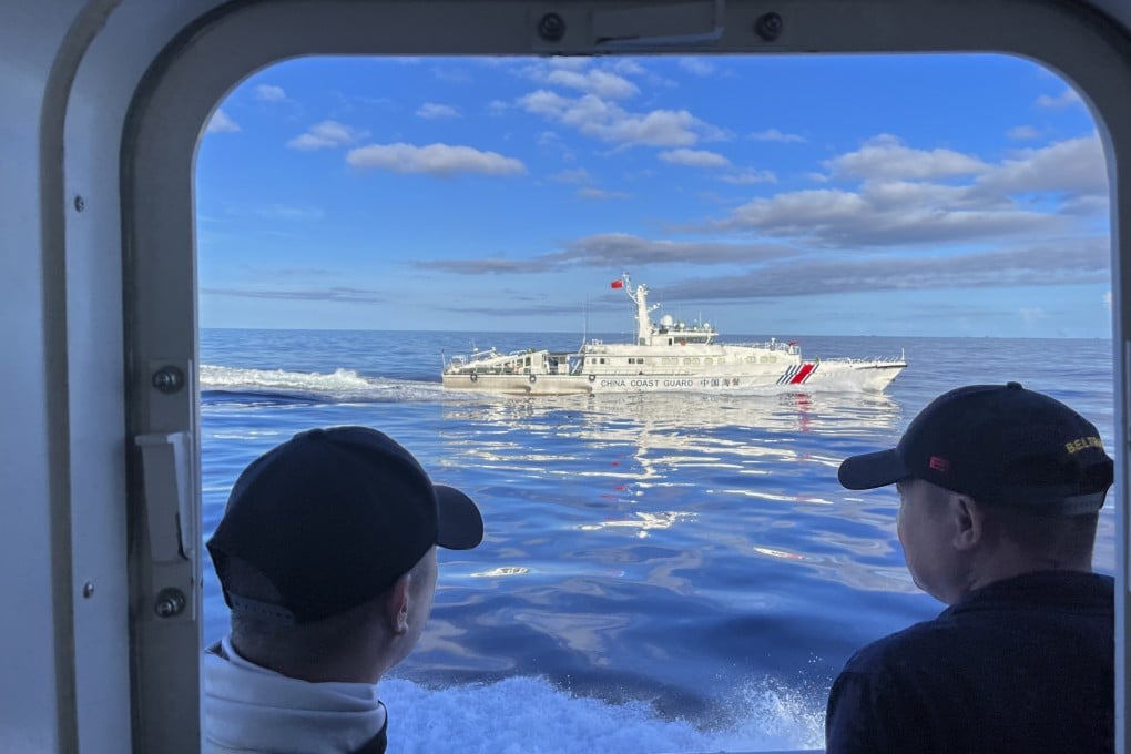 A Chinese coastguard vessel maneuvers beside the Philippine coastguard ship BRP Cabra as they approach the Second Thomas Shoal in the South China Sea on November 10. Photo: AP