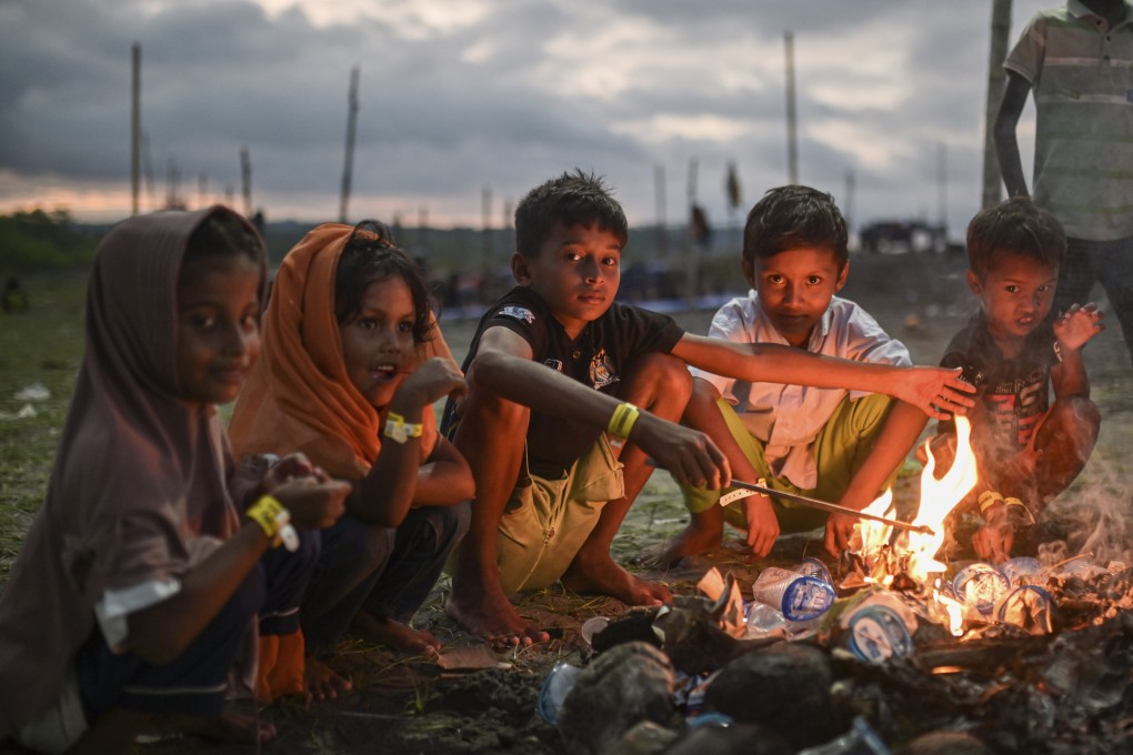 Ethnic Rohingya children sit around a fire at their camp near a beach in Pidie, Aceh province, Indonesia, on December 15, 2023. Photo: AP