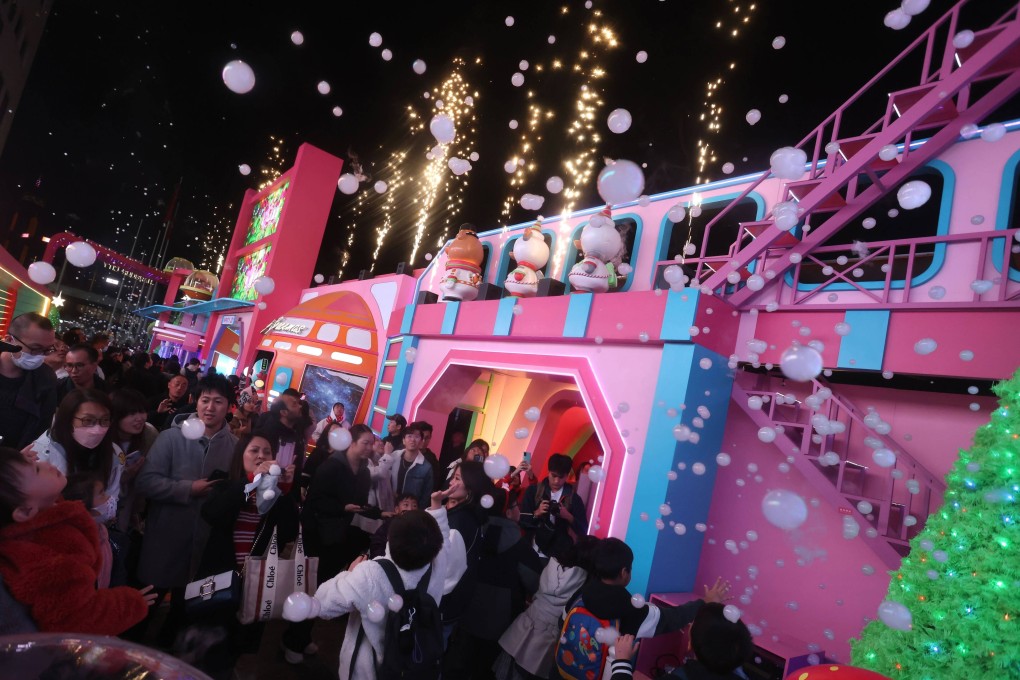 Residents and visitors enjoy the festivities at Harbour City. Hong Kong’s chilly weather will spill into Christmas Day, reaching between 11 and 17 degrees. Photo: Jonathan Wong