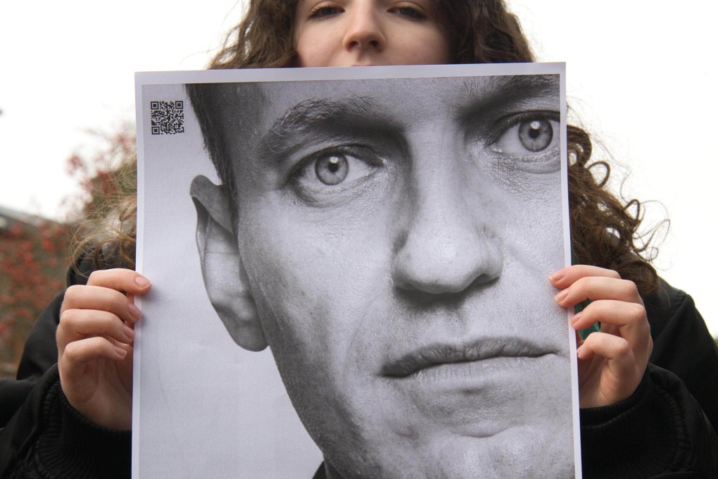 A demonstrator holds a placard during a protest to demand freedom for all political prisoners in Russia, including Kremlin critic Alexei Navalny. Photo: dpa