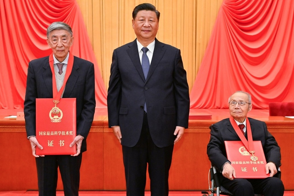 Chinese President Xi Jinping presents the top science awards in 2021 to recipients Wang Dazhong (left) and Gu Songfen (right). Photo: Xinhua