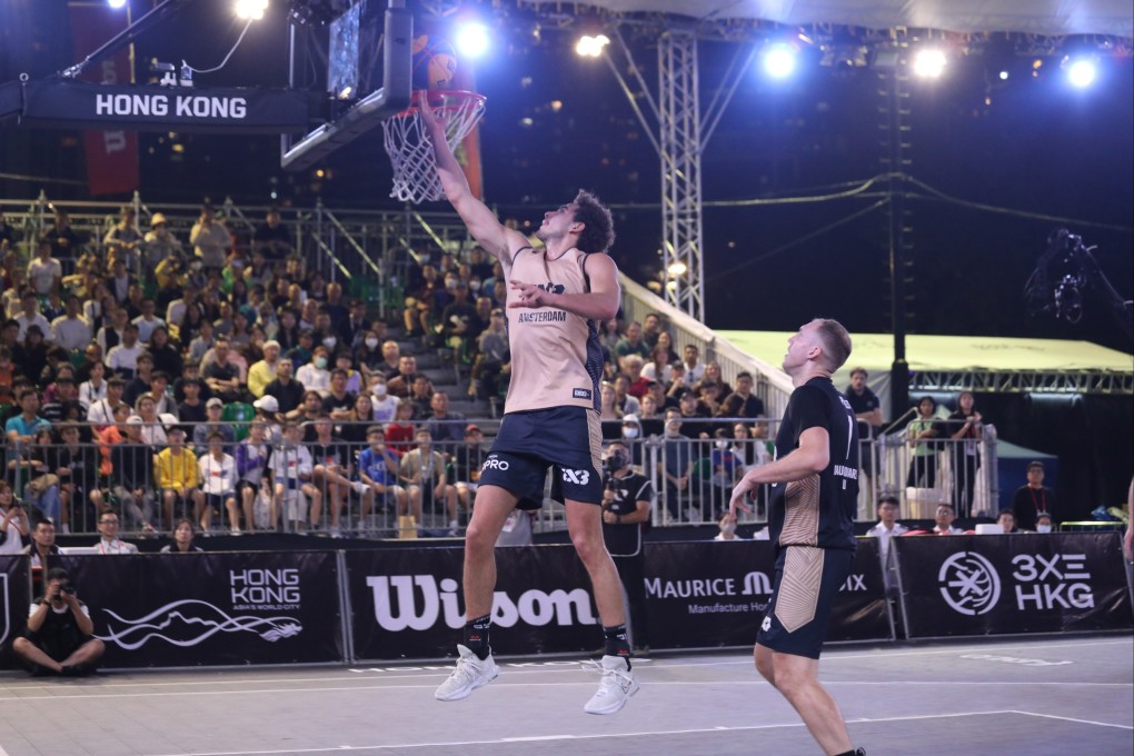 Amsterdam HiPRO’s Jan Driessen (left) scores during his side’s 21-17 win over Raudondvaris Hoptrans in the final of the Hong Kong Masters. Photo: Xiaomei Chen