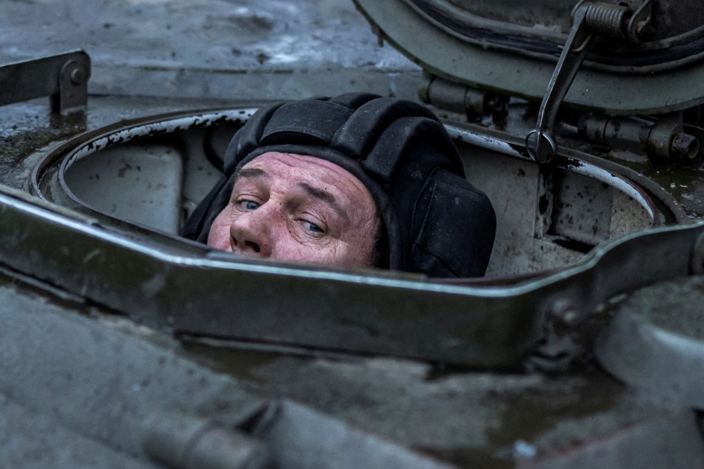 A Ukrainian service member looks out from a 2S1 Gvozdika self-propelled howitzer. Photo: Reuters