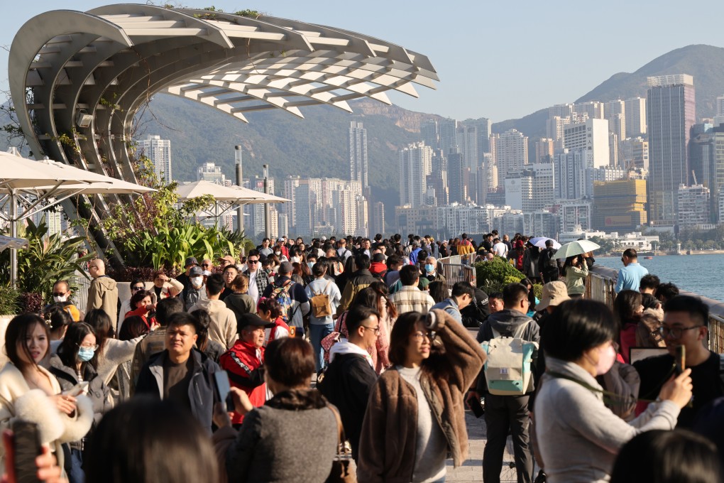 Tourists at the Avenue of Stars. Between December 20 and 29, the city recorded 1.24 million arrivals of mainland and overseas visitors. Photo: Jelly Tse