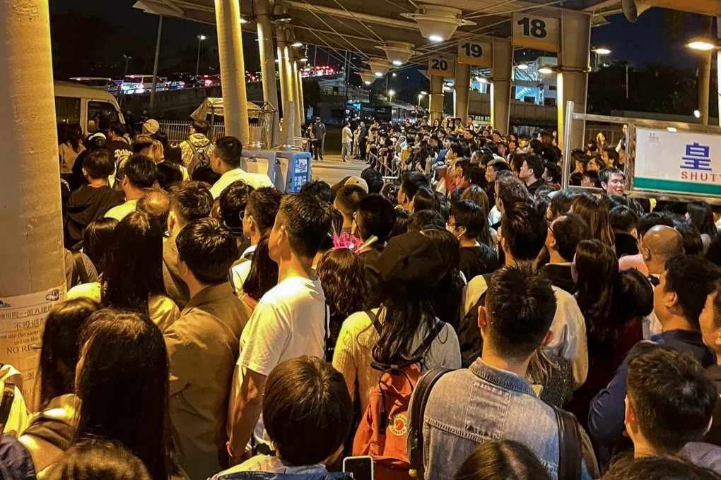 Tourists were stuck in long queues to get buses at the Lok Ma Chau checkpoint after spending New Year’s Eve in Hong Kong. Photo: Xiaohongshu/Coco9632