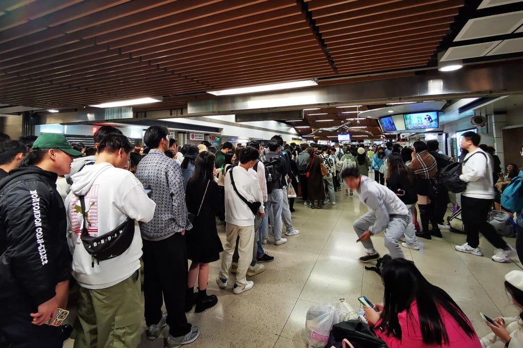 Mainland tourists are seen waiting at Sheung Shui MTR Station after border delays left them stuck in Hong Kong overnight. Photo: Facebook/保嬰丹珍珠末