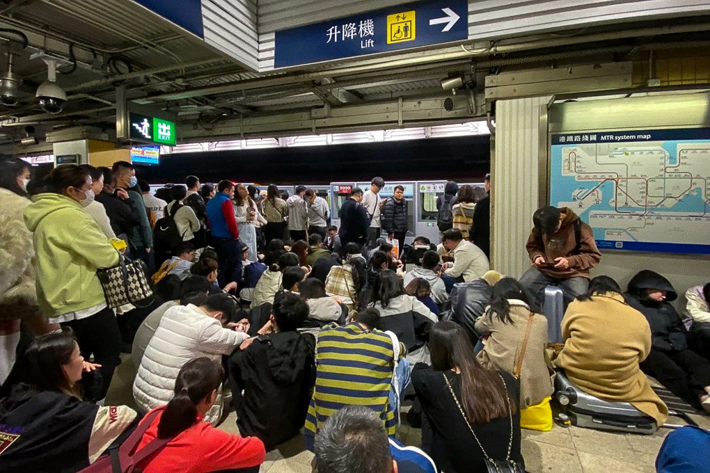Tourists wait at Sheung Shui MTR station. Services to the Lo Wu and Lok Ma Chau Spur Line checkpoint stations were unavailable overnight at new year. Photo: Xiaohongshu/阿戚阿7