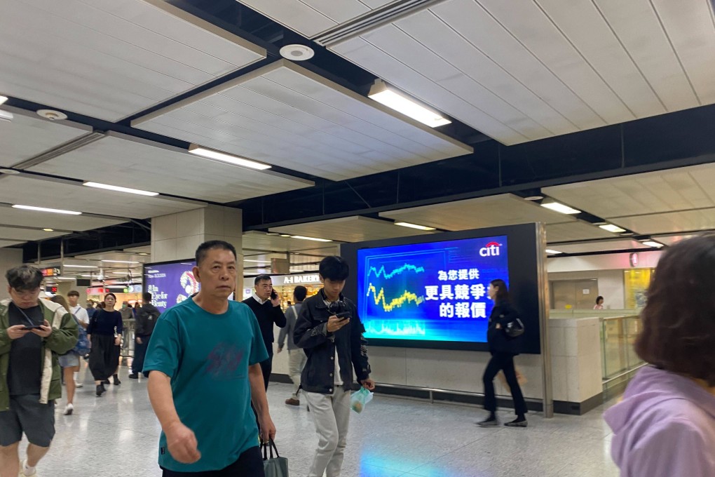 Hong Kong stocks fell for a second straight day on Wednesday amid poor sentiment. Photo: Li Jaixing
