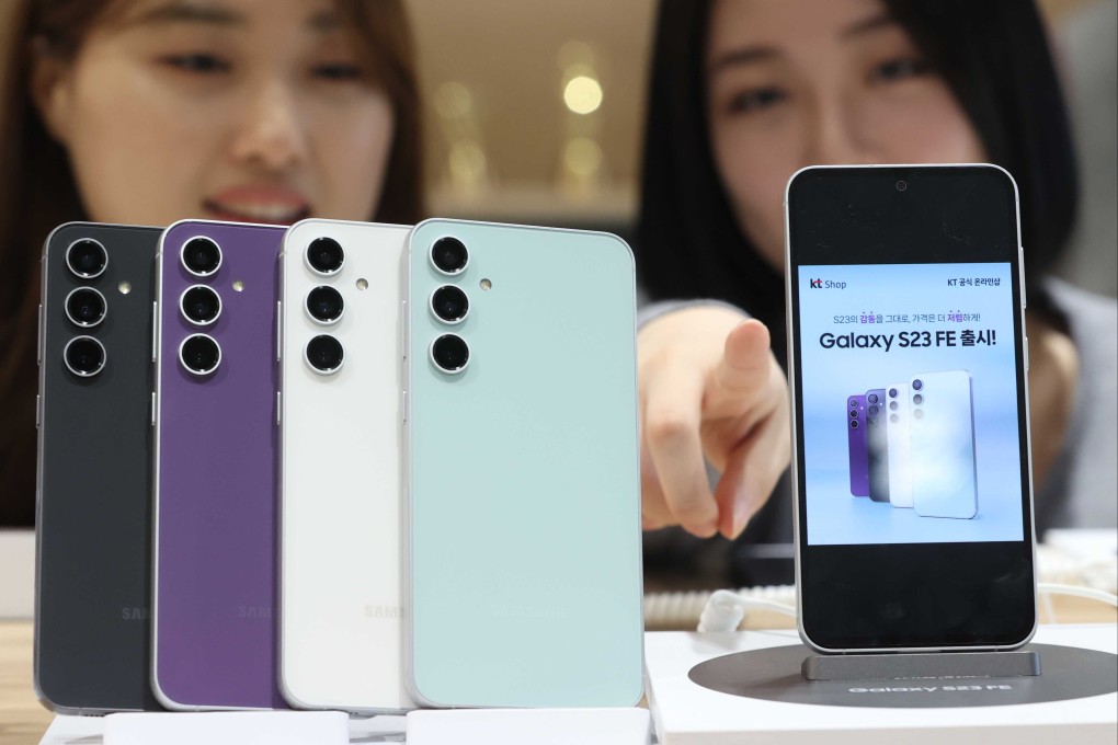 Samsung Electronics employees show models of the Galaxy S23 Fan Edition during its roll-out in Seoul, South Korea, on December 8, 2023. Photo: EPA-EFE