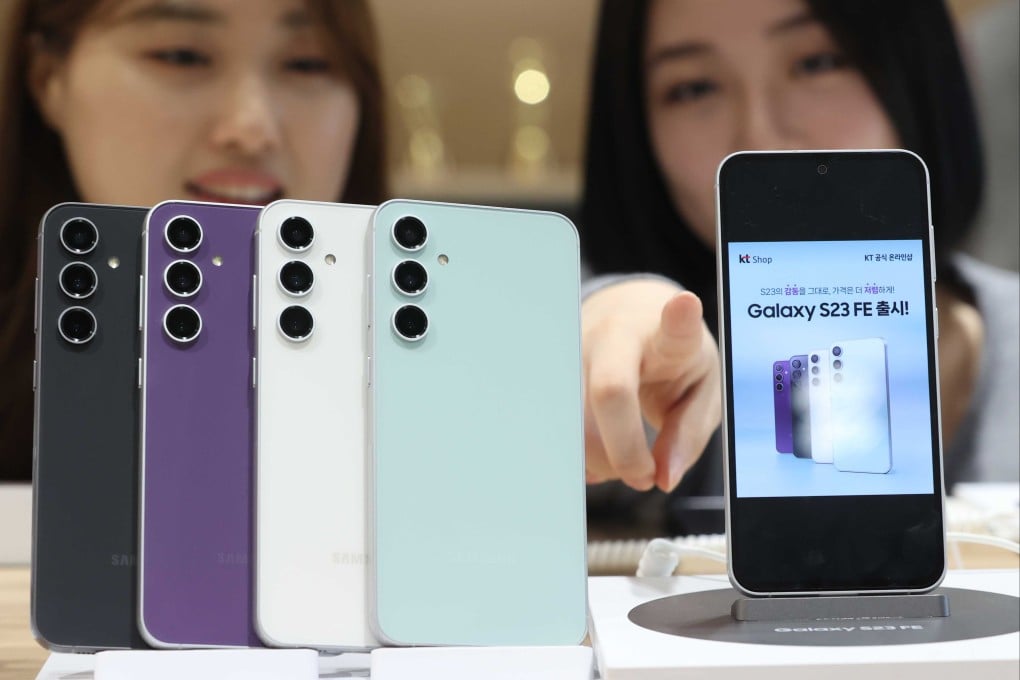 Samsung Electronics employees show models of the Galaxy S23 Fan Edition during its roll-out in Seoul, South Korea, on December 8, 2023. Photo: EPA-EFE