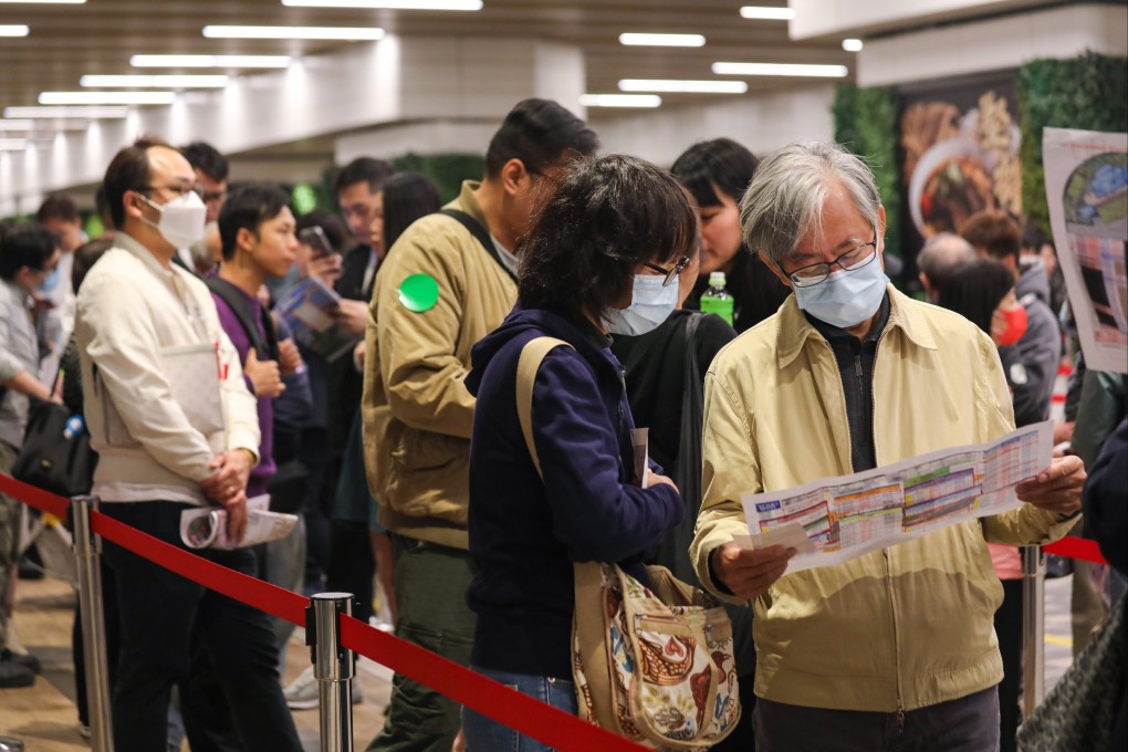 Potential buyers queue up at V Walk in Nam Cheong for 350 units of Sun Hung Kai Properties’ Yoho West Phase 1. Photo: Xiaomei Chen
