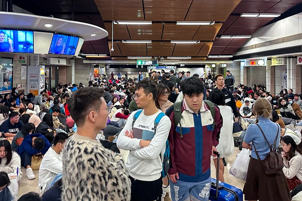 Visitors trying to return to mainland China wait for trains at the Sheung Shui MTR station in the early hours of New Year’s Day. Photo: Xiaohongshu/甜豆呀甜豆