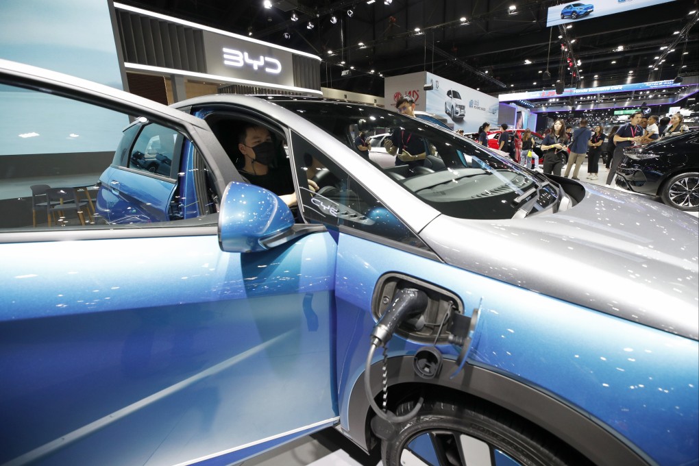 A visitor inspects a Chinese automaker BYD Seal electric car at the 40th Thailand International Motor Expo 2023 in Bangkok, Thailand, 04 December 2023.  Photo: EPA-EFE