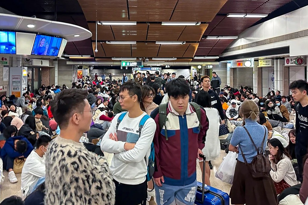 Mainland tourists crowd Sheung Shui MTR station after Hong Kong’s New Year’s Eve fireworks display. Photo: XiaoHongShu