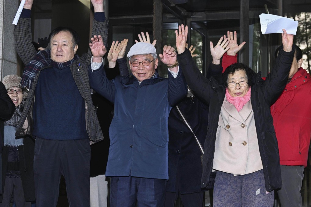Plaintiffs and others celebrate in Seoul on December 28 after South Korea’s Supreme Court upheld decisions by lower courts ordering Japanese companies Hitachi Zosen Corp. and Mitsubishi Heavy Industries Ltd. to pay damages over wartime labour. Photo: Kyodo