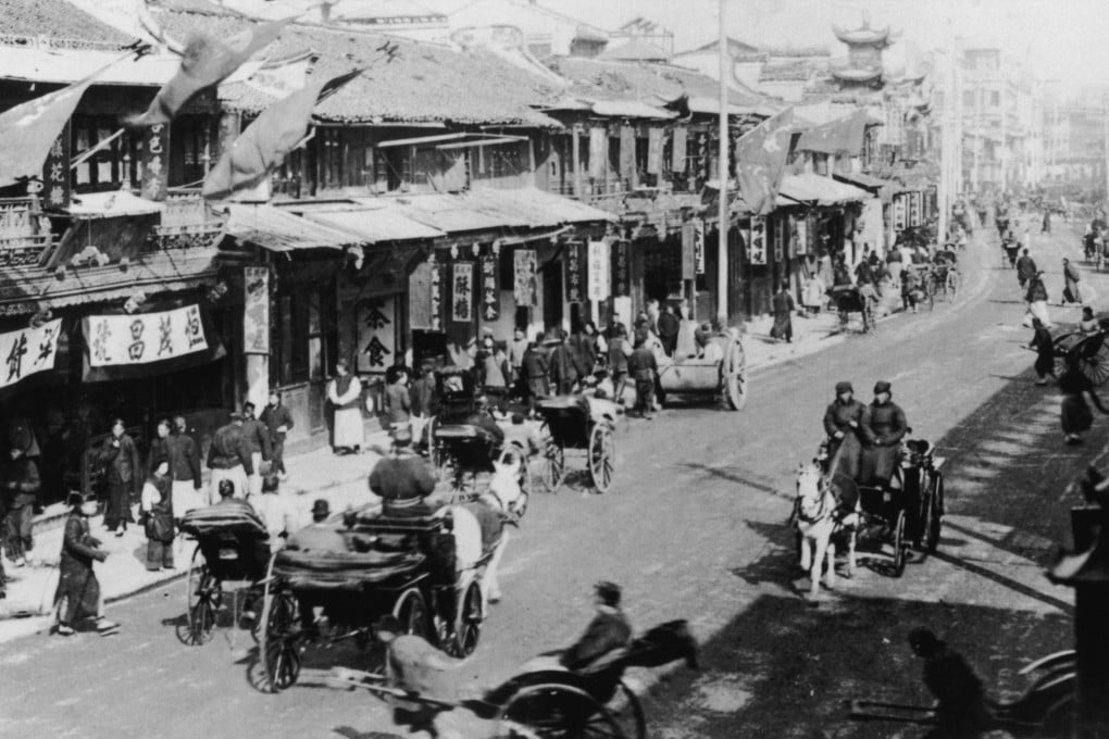 A view of Upper Nanking Road in Shanghai, China, on June 5, 1925. Ancient Chinese traffic rules dictated that unlawful speeding on horseback or when driving animal-drawn carriages could result in offenders being fined or flogged. Their livestock would certainly be confiscated. Photo: Getty Images