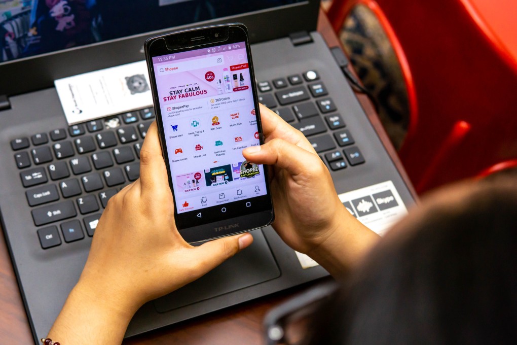 A person uses the Shopee app to search and buy things online. Photo: Shutterstock