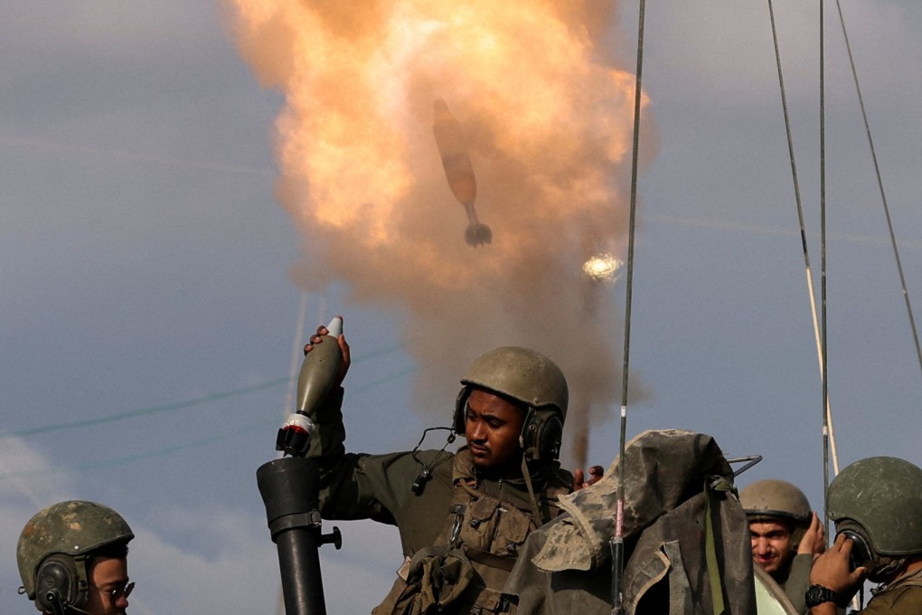 Israeli soldiers fire mortar shells at targets in Gaza from southern Israel. Photo: Reuters