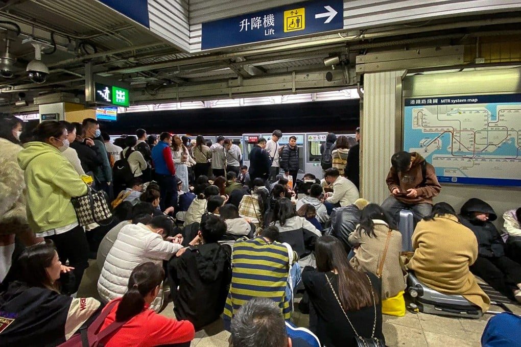 Mainland tourists wait at Sheung Shui MTR Station. Thousands were unable to return home after attending the city’s New Year’s Eve celebrations. Photo: Xiaohongshu/乐书叶
