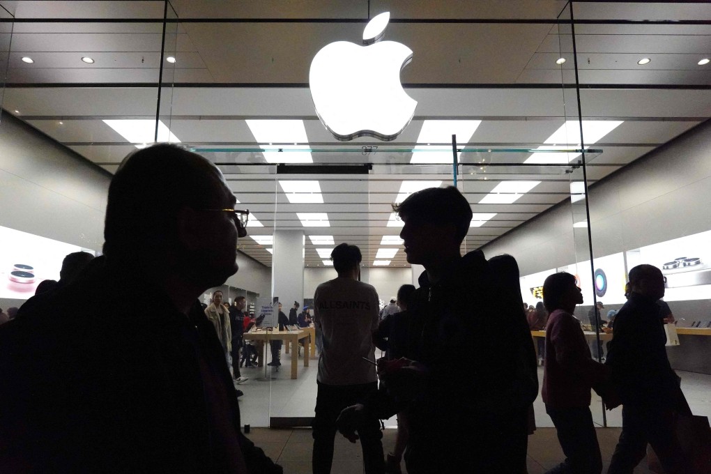 People walk past an Apple Store in the Glendale Galleria shopping mall in California on December 26, 2023. Photo: Getty Images via AFP