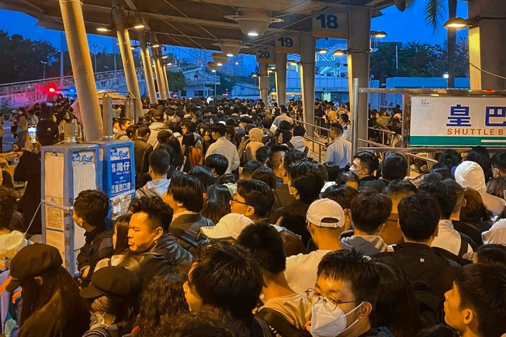 Tourists wait in long queues to get buses at the Lok Ma Chau checkpoint after spending New Year’s Eve in Hong Kong. Photo: Xiaohongshu