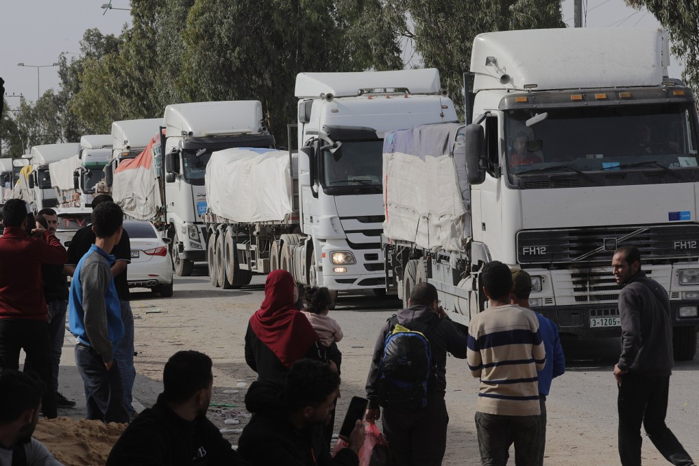 Trucks carrying humanitarian aid wait to cross from the southern Gaza Strip into the northern Gaza Strip. Photo: EPE-EFE