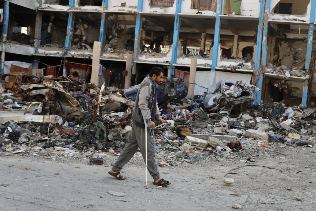 A Palestinian man walks past a damaged building in the Jabalia refugee camp in the northern Gaza Strip on January 9. Photo: Xinhua