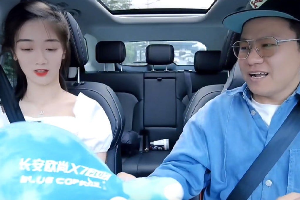 Mainland social media has been delighted by the story of a jolly ride-hailing driver who sings songs for his passengers and hands out toys as gifts. Photo: SCMP composite/Baidu