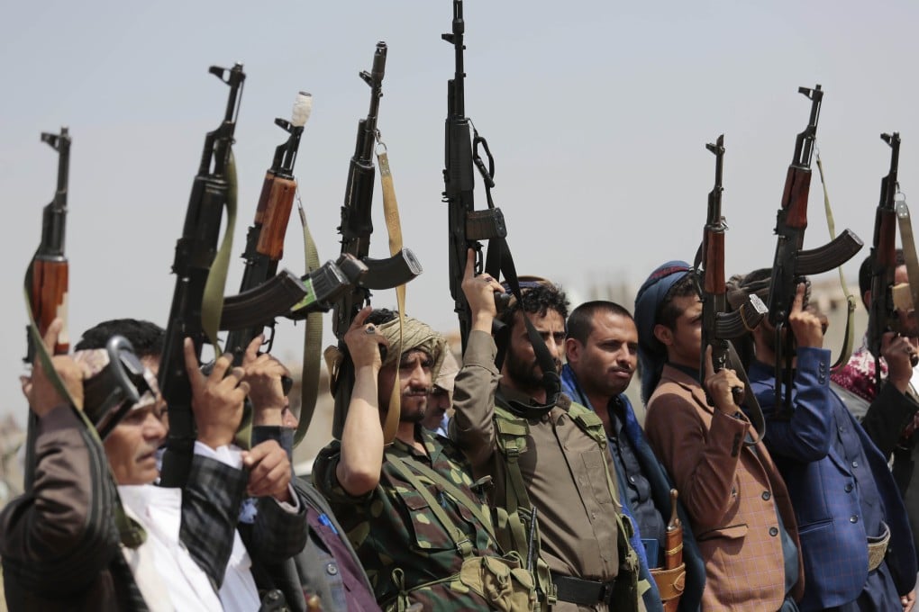 Tribesmen loyal to Houthi rebels raise their weapons. Photo: AP